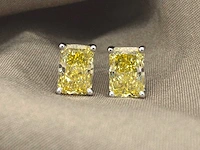 Witgouden solitaire oorbellen met gele kussenvorm geslepen diamanten van totaal 4.21 carat - afbeelding 1 van  12