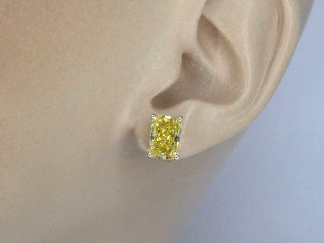 Witgouden solitaire oorbellen met gele kussenvorm geslepen diamanten van totaal 4.21 carat - afbeelding 5 van  12