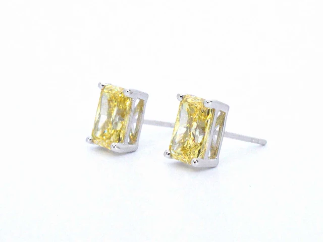 Witgouden solitaire oorbellen met gele kussenvorm geslepen diamanten van totaal 4.21 carat - afbeelding 7 van  12