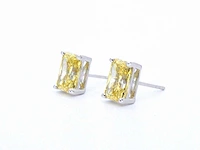 Witgouden solitaire oorbellen met gele kussenvorm geslepen diamanten van totaal 4.21 carat - afbeelding 7 van  12