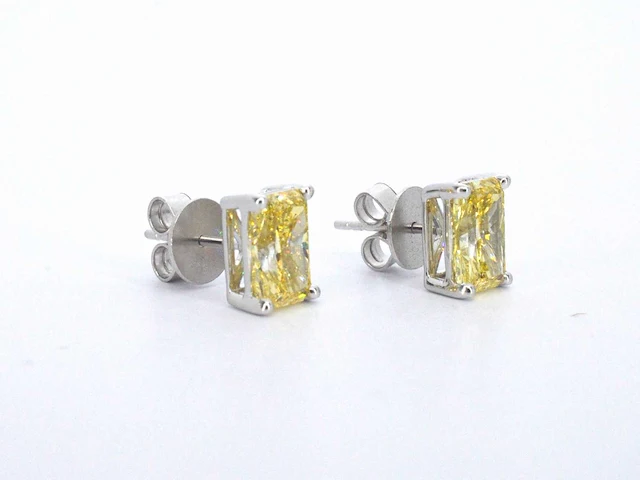 Witgouden solitaire oorbellen met gele kussenvorm geslepen diamanten van totaal 4.21 carat - afbeelding 8 van  12