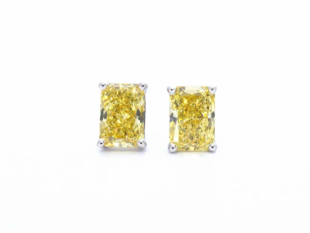 Witgouden solitaire oorbellen met gele kussenvorm geslepen diamanten van totaal 4.21 carat - afbeelding 9 van  12