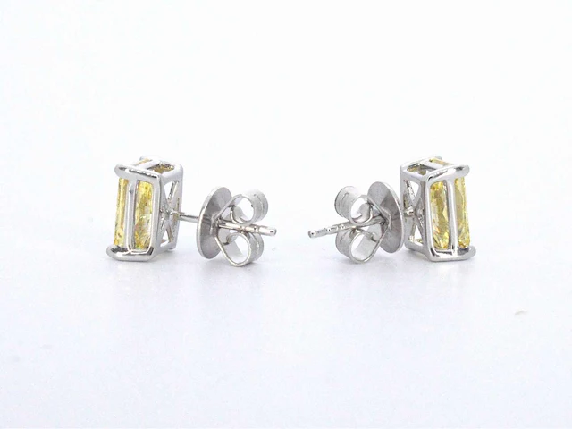 Witgouden solitaire oorbellen met gele kussenvorm geslepen diamanten van totaal 4.21 carat - afbeelding 10 van  12