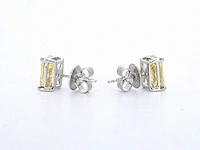 Witgouden solitaire oorbellen met gele kussenvorm geslepen diamanten van totaal 4.21 carat - afbeelding 10 van  12