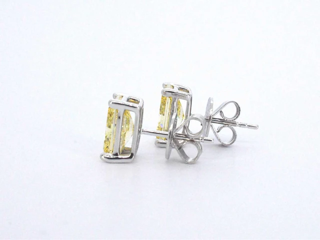 Witgouden solitaire oorbellen met gele kussenvorm geslepen diamanten van totaal 4.21 carat - afbeelding 12 van  12
