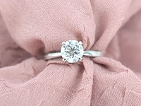 Witgouden solitaire ring met een diamant van 1.01 carat