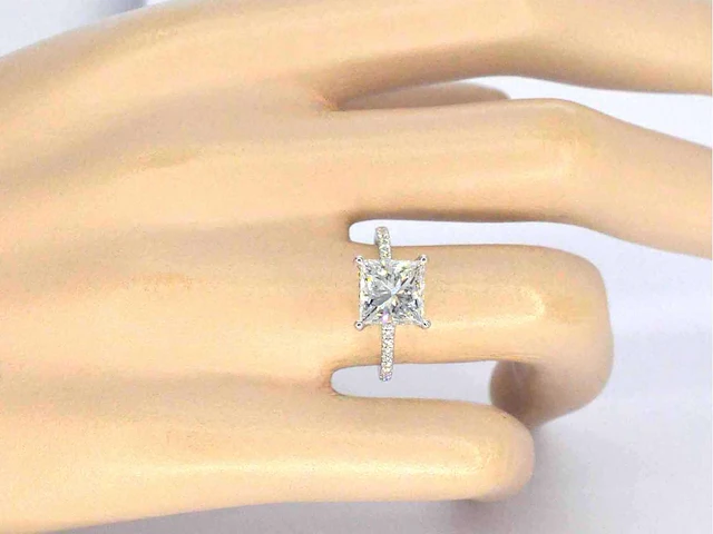 Witgouden solitaire ring met een grote prinses geslepen diamant van 3.00 carat - afbeelding 2 van  9