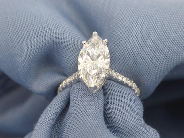 Witgouden solitaire ring met een marquise diamant van 2.00 carat met hidden halo - afbeelding 8 van  12