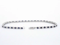 Witgouden tennis armband met diamanten en saffieren - afbeelding 5 van  10