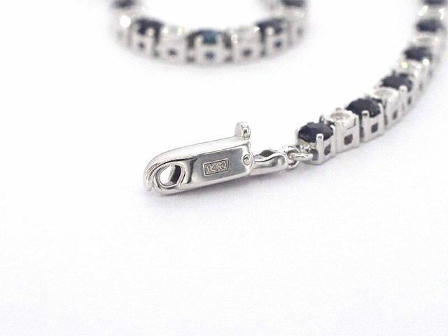 Witgouden tennis armband met diamanten en saffieren - afbeelding 9 van  10