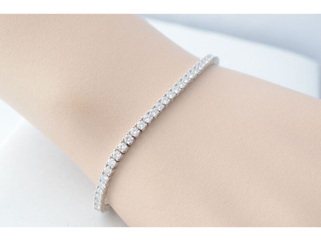Witgouden tennisarmband met 4.00 carat diamanten - afbeelding 2 van  4