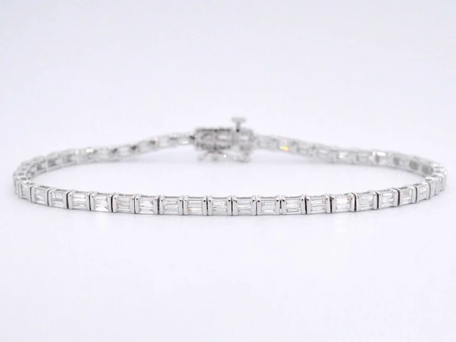Witgouden tennisarmband met baguette geslepen diamanten 2.40 carat - afbeelding 1 van  8