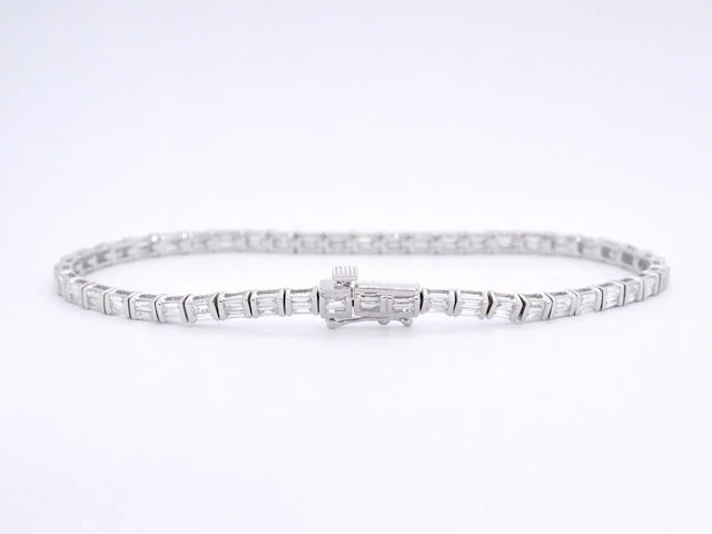 Witgouden tennisarmband met baguette geslepen diamanten 2.40 carat - afbeelding 3 van  8