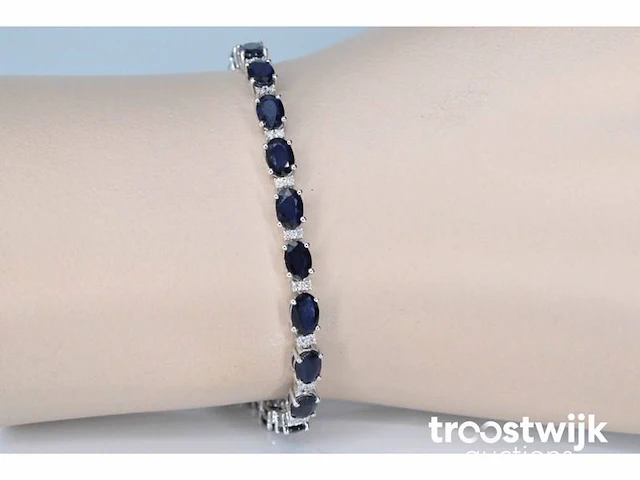 Witgouden tennisarmband met diamanten en saffier - afbeelding 2 van  5