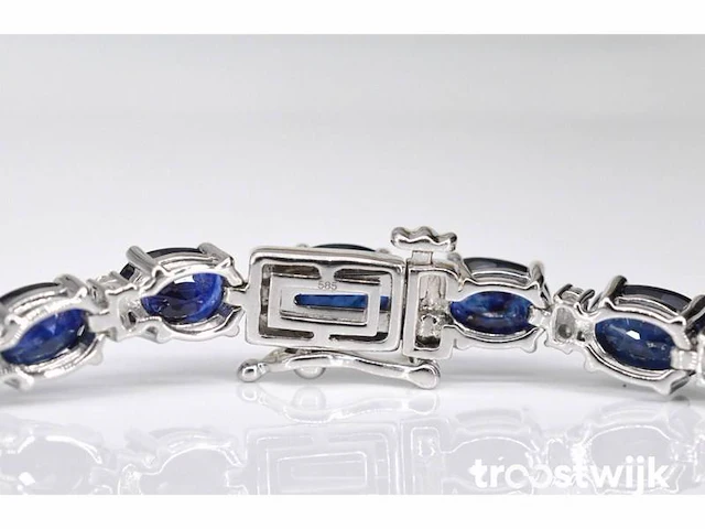 Witgouden tennisarmband met diamanten en saffier - afbeelding 4 van  5