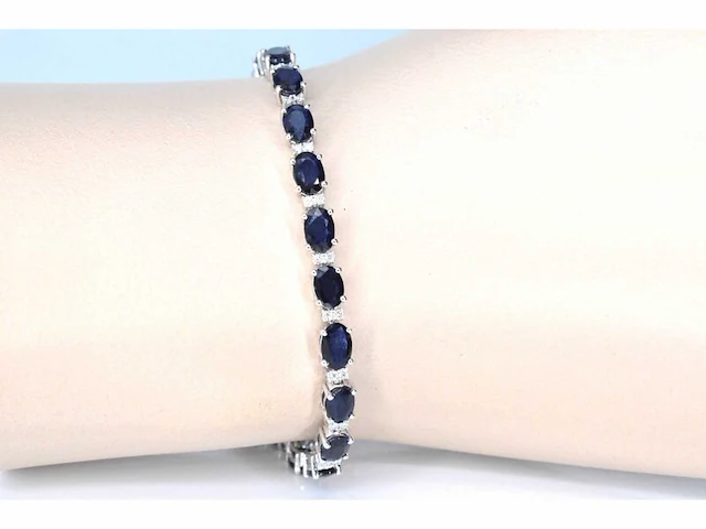 Witgouden tennisarmband met diamanten en saffier - afbeelding 2 van  9