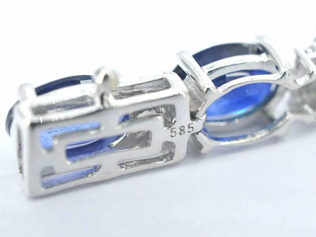 Witgouden tennisarmband met diamanten en saffier - afbeelding 7 van  9