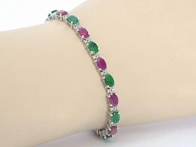Witgouden tennisarmband met diamanten en smaragd en robijn - afbeelding 2 van  8