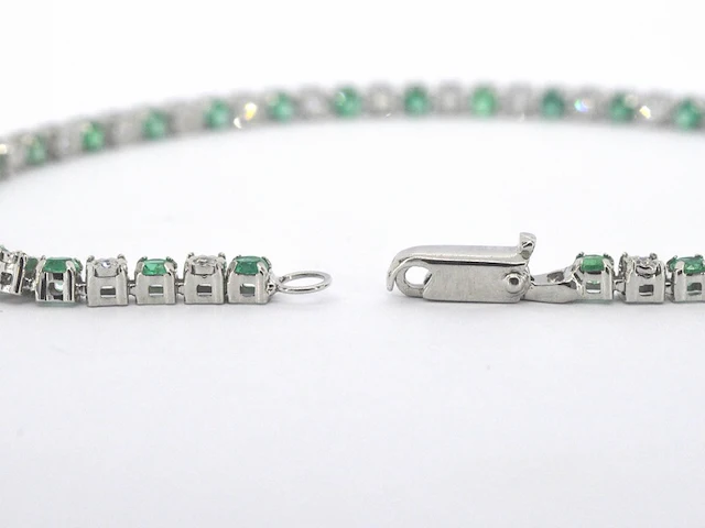 Witgouden tennisarmband met diamanten en smaragden - afbeelding 4 van  7