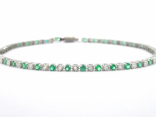 Witgouden tennisarmband met diamanten en smaragden - afbeelding 5 van  7