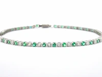 Witgouden tennisarmband met diamanten en smaragden - afbeelding 5 van  7