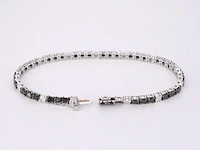 Witgouden tennisarmband rondom gezet met zwarte en witte diamanten - afbeelding 4 van  9
