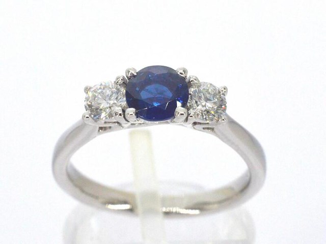 Witgouden trilogy ring met diamanten en saffier - afbeelding 1 van  7