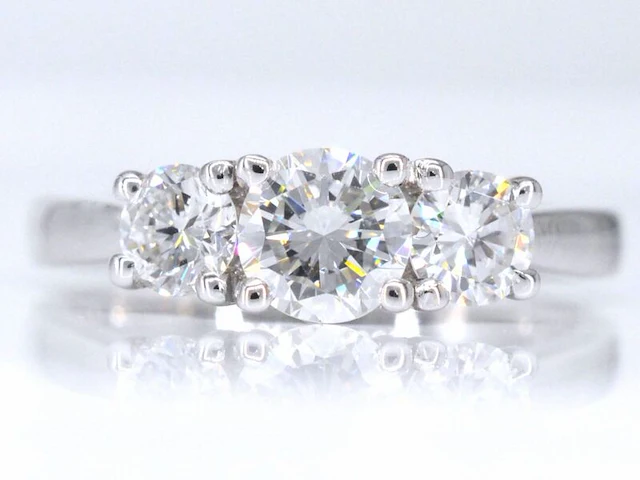 Witgouden trinity ring met briljant geslepen diamanten - afbeelding 1 van  7
