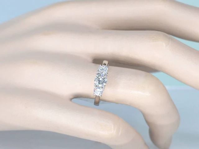 Witgouden trinity ring met briljant geslepen diamanten - afbeelding 2 van  7