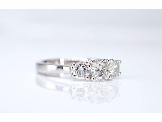 Witgouden trinity ring met briljant geslepen diamanten - afbeelding 3 van  7