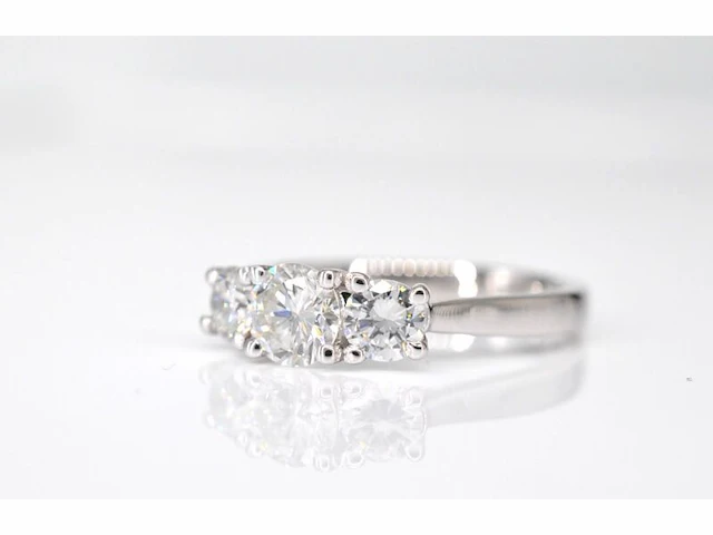 Witgouden trinity ring met briljant geslepen diamanten - afbeelding 4 van  7