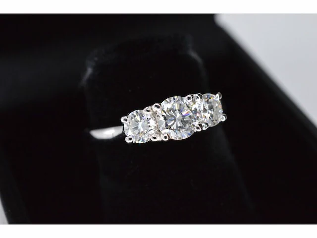 Witgouden trinity ring met briljant geslepen diamanten - afbeelding 5 van  7