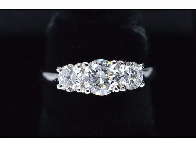 Witgouden trinity ring met briljant geslepen diamanten - afbeelding 6 van  7