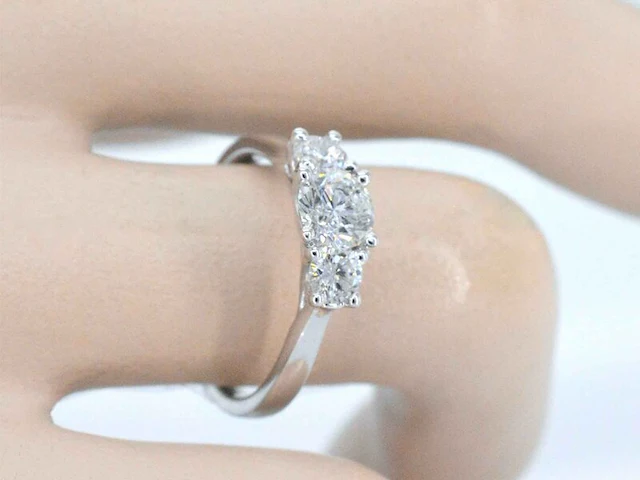 Witgouden trinity ring met briljant geslepen diamanten - afbeelding 2 van  11