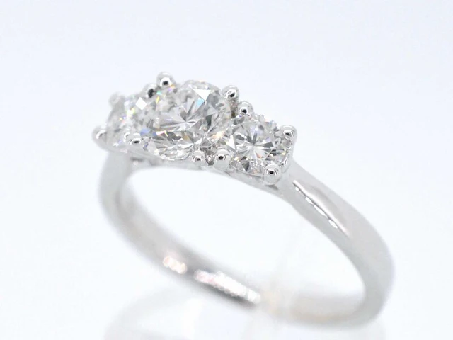Witgouden trinity ring met briljant geslepen diamanten - afbeelding 3 van  11
