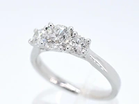 Witgouden trinity ring met briljant geslepen diamanten - afbeelding 3 van  11