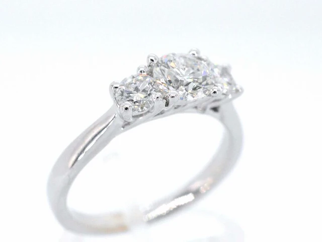 Witgouden trinity ring met briljant geslepen diamanten - afbeelding 4 van  11