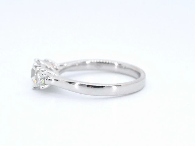 Witgouden trinity ring met briljant geslepen diamanten - afbeelding 5 van  11