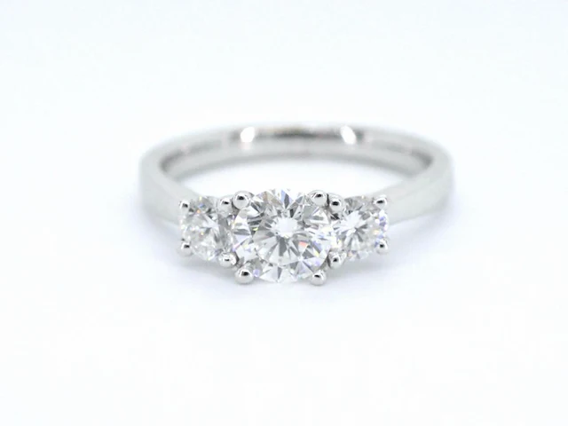 Witgouden trinity ring met briljant geslepen diamanten - afbeelding 6 van  11