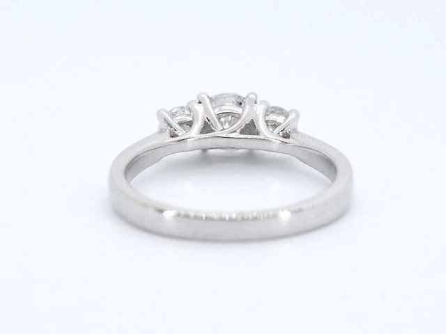 Witgouden trinity ring met briljant geslepen diamanten - afbeelding 7 van  11
