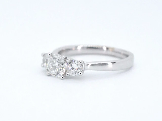 Witgouden trinity ring met briljant geslepen diamanten - afbeelding 8 van  11