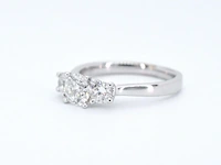 Witgouden trinity ring met briljant geslepen diamanten - afbeelding 8 van  11