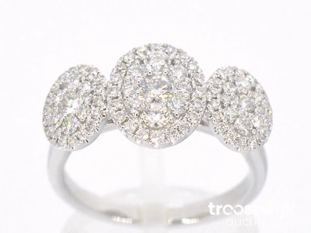 Witgouden trinity ring met diamanten in ovaal vorm - afbeelding 1 van  9