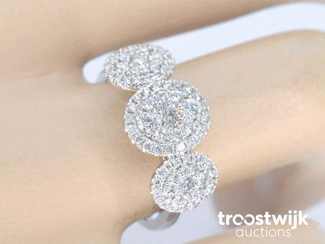 Witgouden trinity ring met diamanten in ovaal vorm - afbeelding 2 van  9
