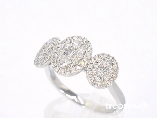 Witgouden trinity ring met diamanten in ovaal vorm - afbeelding 3 van  9