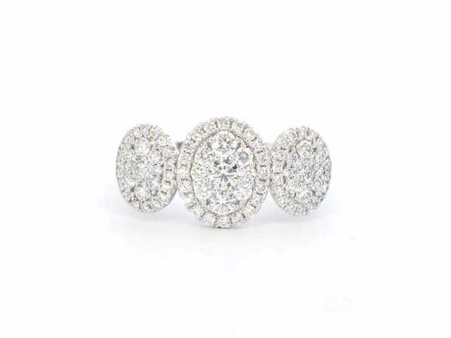 Witgouden trinity ring met diamanten in ovaal vorm - afbeelding 6 van  9