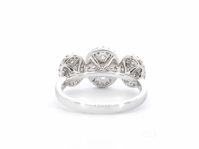 Witgouden trinity ring met diamanten in ovaal vorm - afbeelding 7 van  9