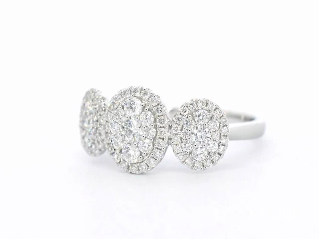 Witgouden trinity ring met diamanten in ovaal vorm - afbeelding 8 van  9