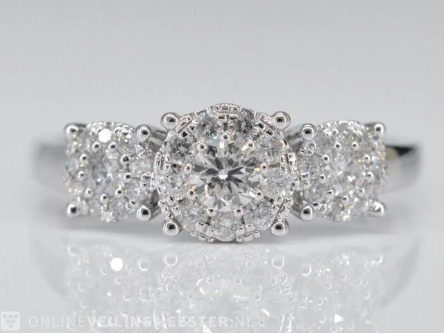 Witgouden trinity ring met diamanten - afbeelding 1 van  7