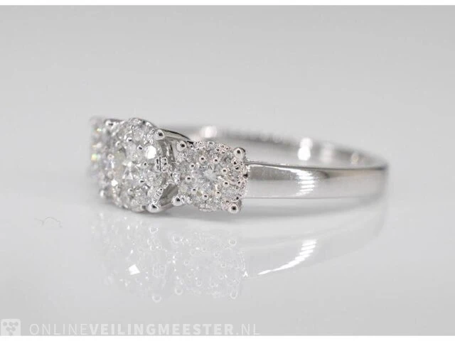 Witgouden trinity ring met diamanten - afbeelding 4 van  7